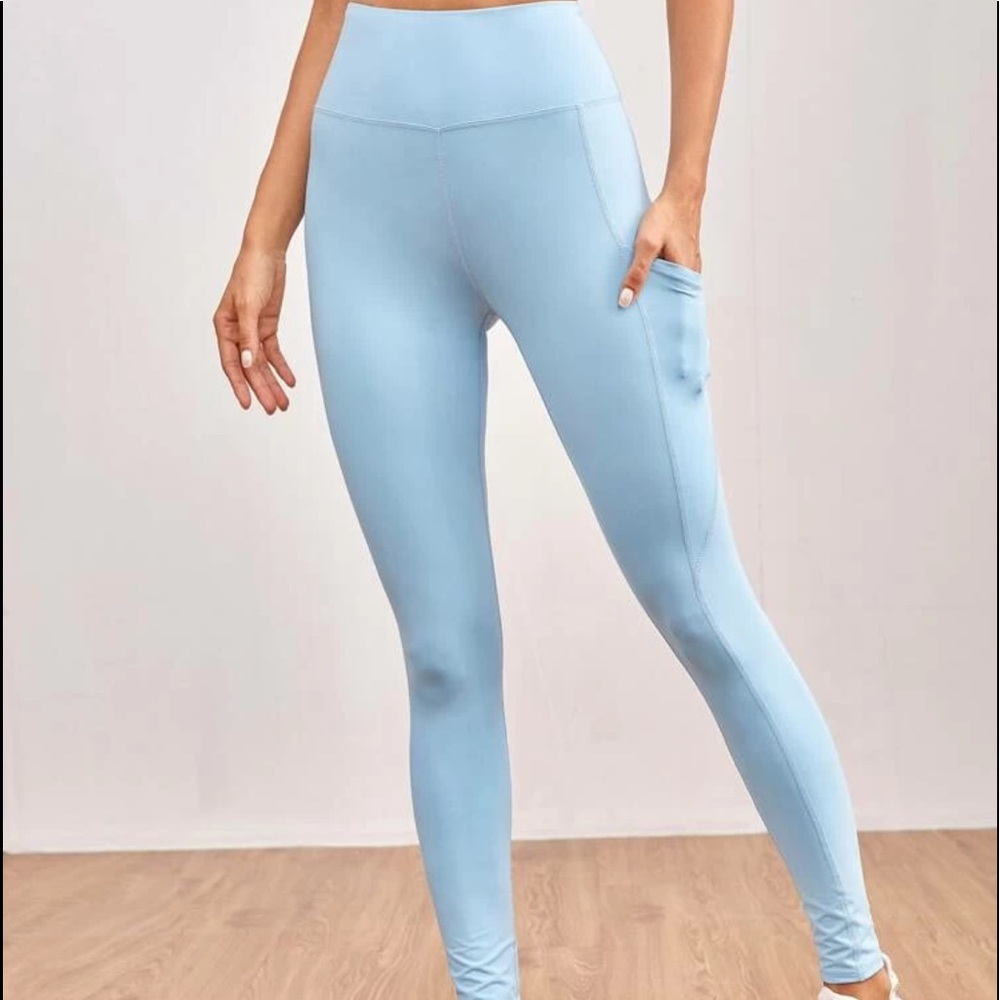 🆕Sports leggings w/ Phone Pocket🆕 - Picture 4 of 5